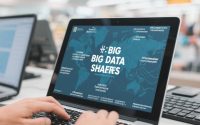 Ilustrasi flat-style tentang big data e-commerce, menampilkan grafik bar, pie chart, dan line chart di layar komputer dengan ikon belanja dan analisis data.